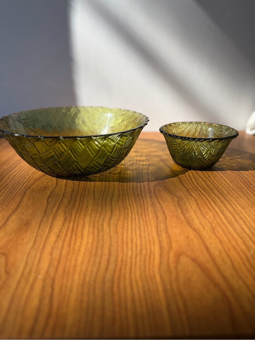 Indiana Glass Avocado Green Weavetex Glass Serving Chips and Dip Bowls